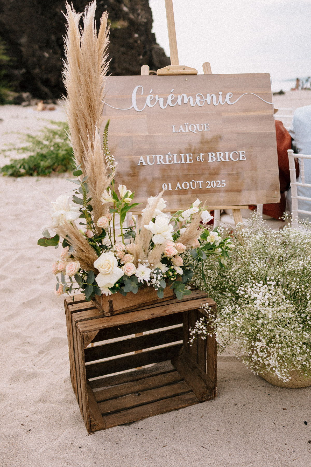 Panneau de bienvenue d’une cérémonie laïque sur la plage