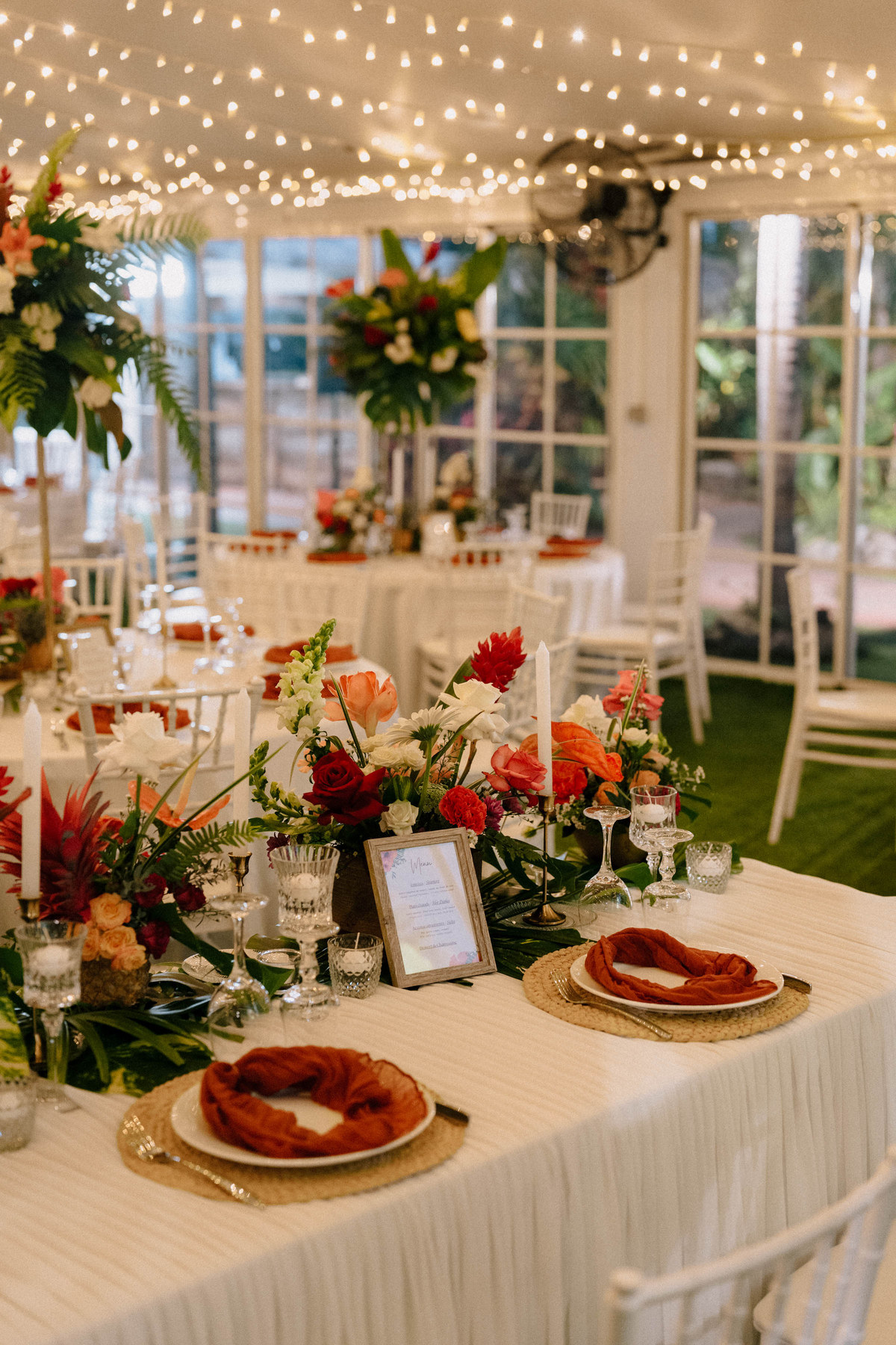 Salle de réception de mariage décorée de guirlandes lumineuses