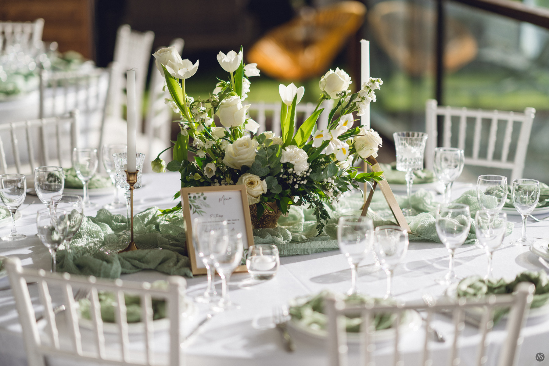 Table de réception de mariage dressée en blanc et verdure
