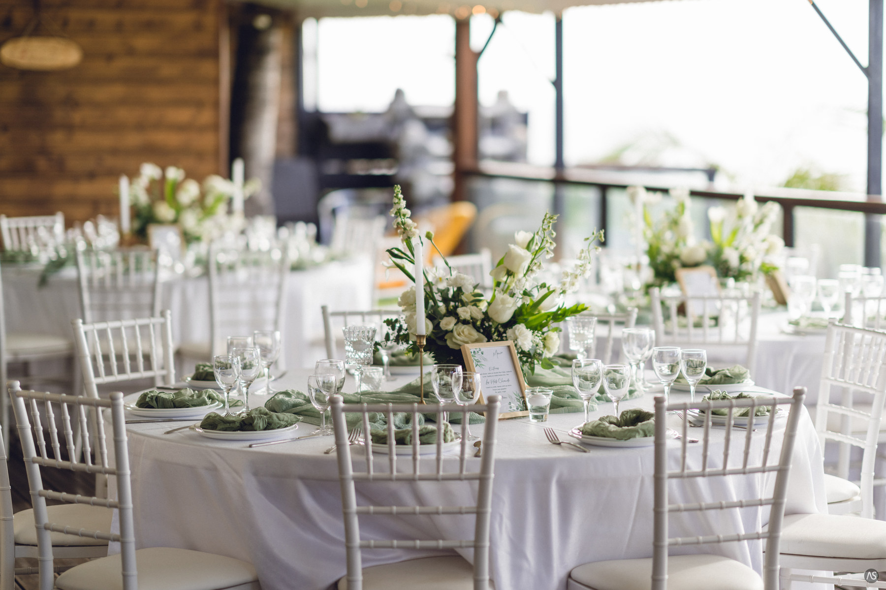 Grande tablée de mariage dressée en extérieur à La Réunion