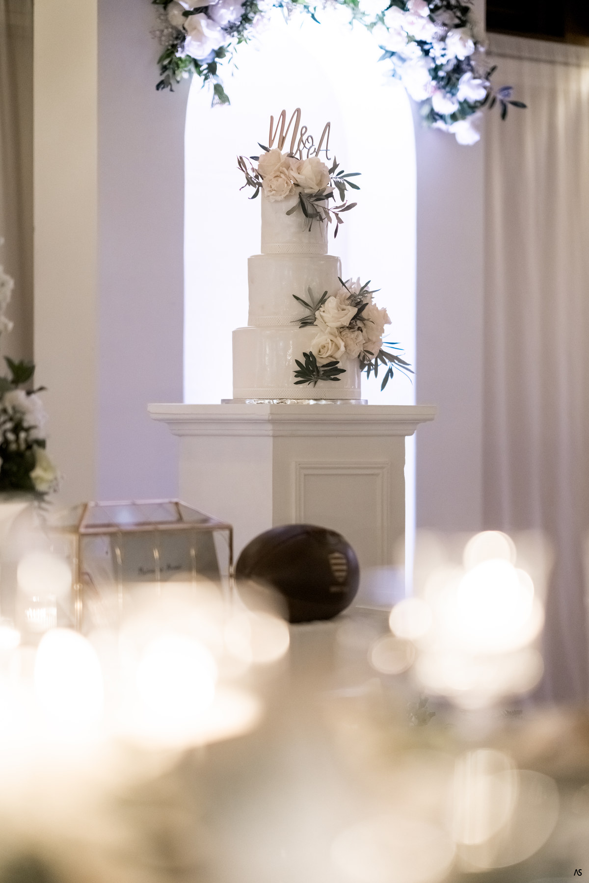 Wedding cake blanc lors de la réception