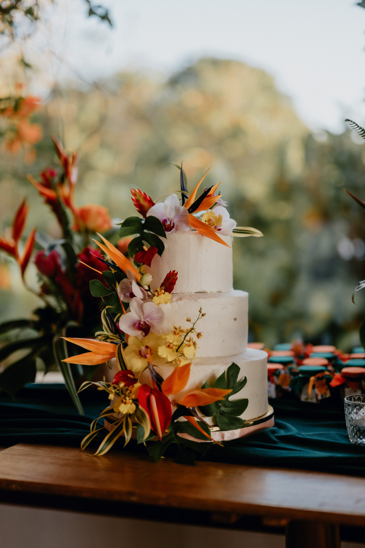 Wedding cake décoré de fleurs tropicales de La Réunion