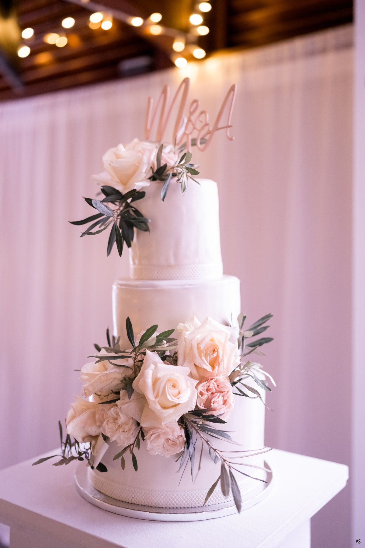 Wedding cake à étages décoré de fleurs fraîches