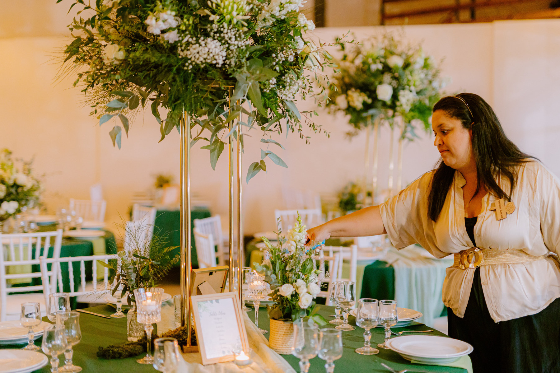 Wedding planner dressant une table de réception de mariage