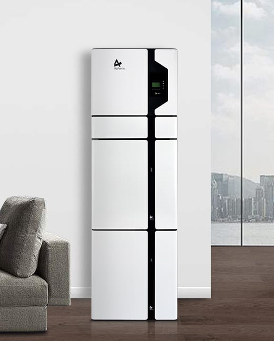 Système de stockage AlphaESS tout-en-un installé dans un salon