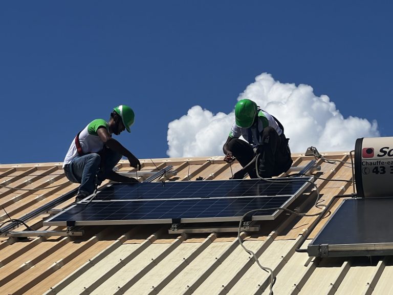 Installation de panneaux solaires en cours de montage