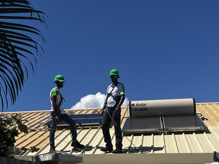 Techniciens Alpha Energy sur un chantier photovoltaïque