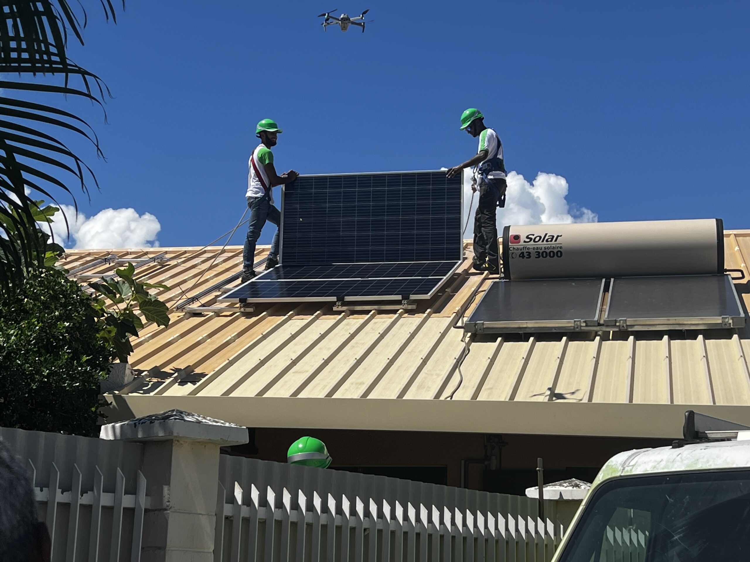 Équipe Alpha Energy installant des panneaux photovoltaïques sur un toit à La Réunion