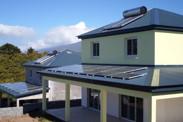 Installation photovoltaïque résidentielle sur un toit de maison