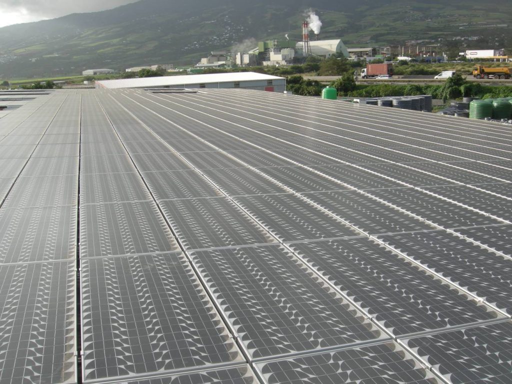 Grande toiture photovoltaïque industrielle à La Réunion