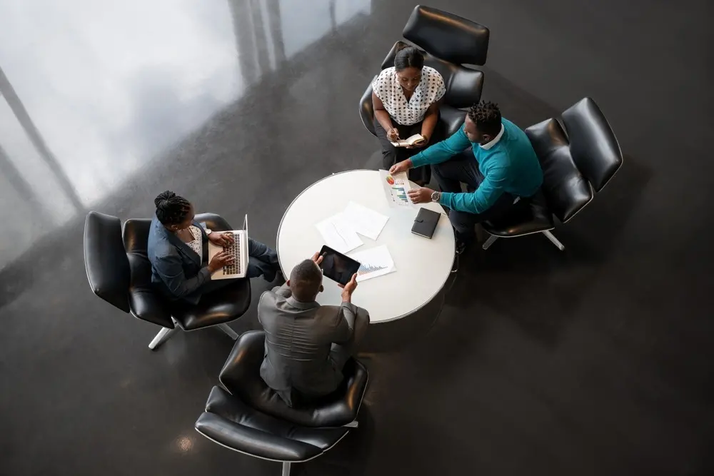 Dirigeants en réunion autour d’une table, vue du dessus