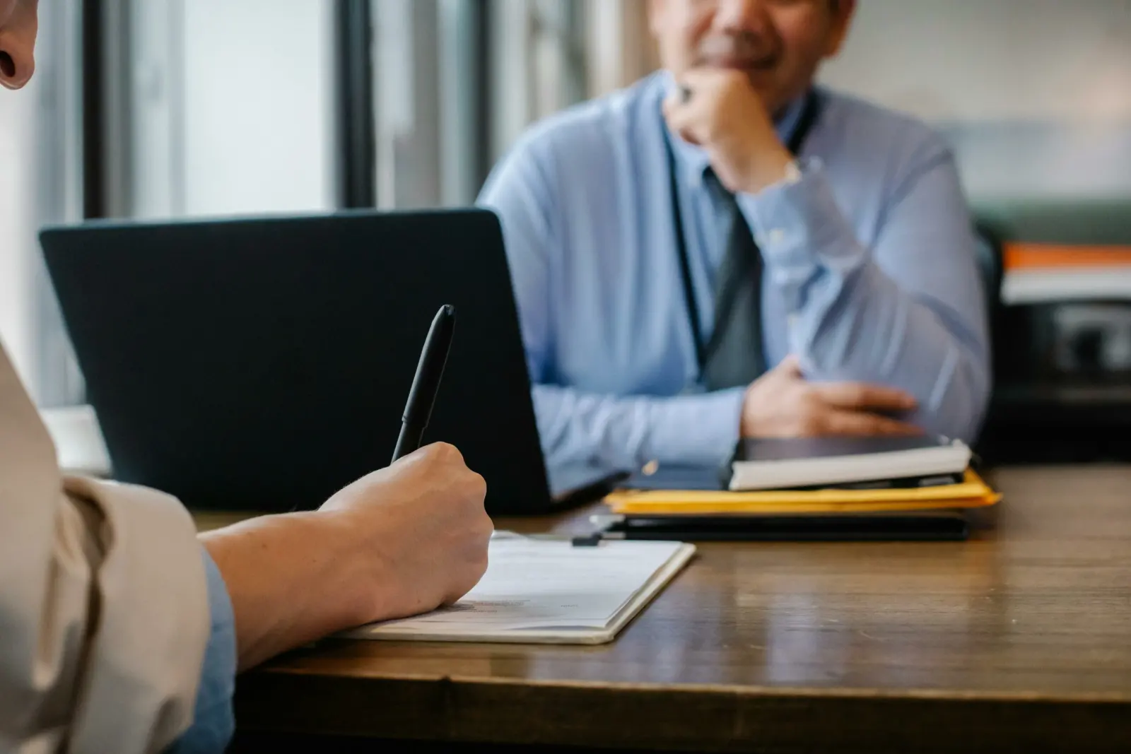 Signature de documents juridiques lors d’un rendez-vous