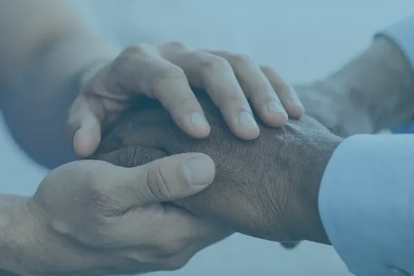 Gros plan sur des mains qui se serrent en signe de soutien