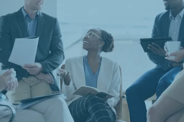 Réunion de travail informelle entre professionnels assis en cercle