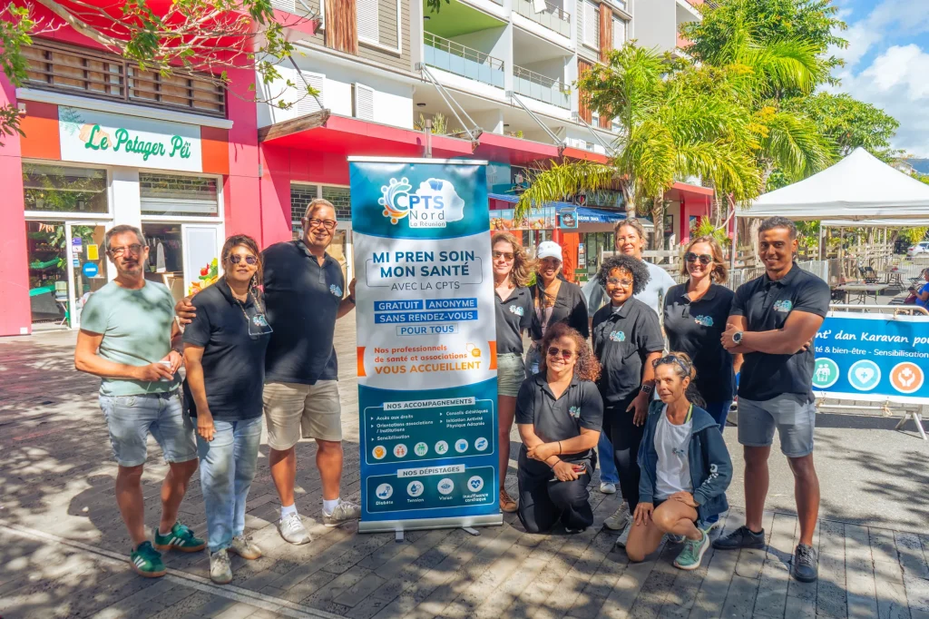 L’équipe de la CPTS Nord et ses partenaires devant le stand de la Karavan CPTS, lors d’une action d’aller-vers