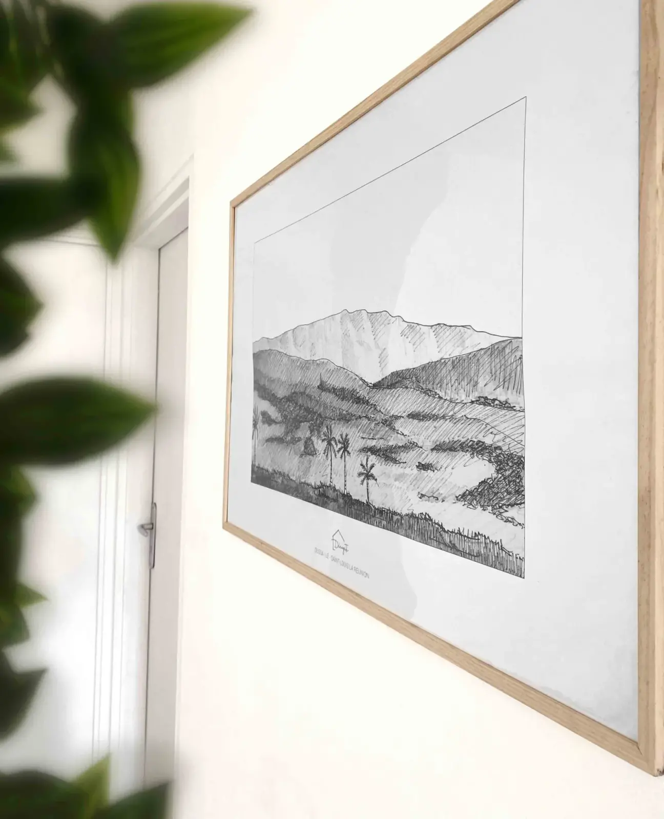 Affiche Décocotier dans un cadre en bois clair : paysage de montagnes et de palmiers de La Réunion dessiné au crayon