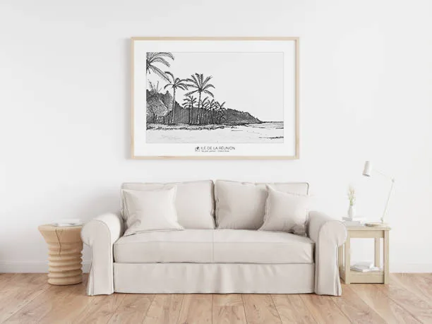 Affiche Na poin person, dessin en noir et blanc d’une côte réunionnaise bordée de palmiers, encadrée au-dessus d’un canapé beige
- autres images proposées :