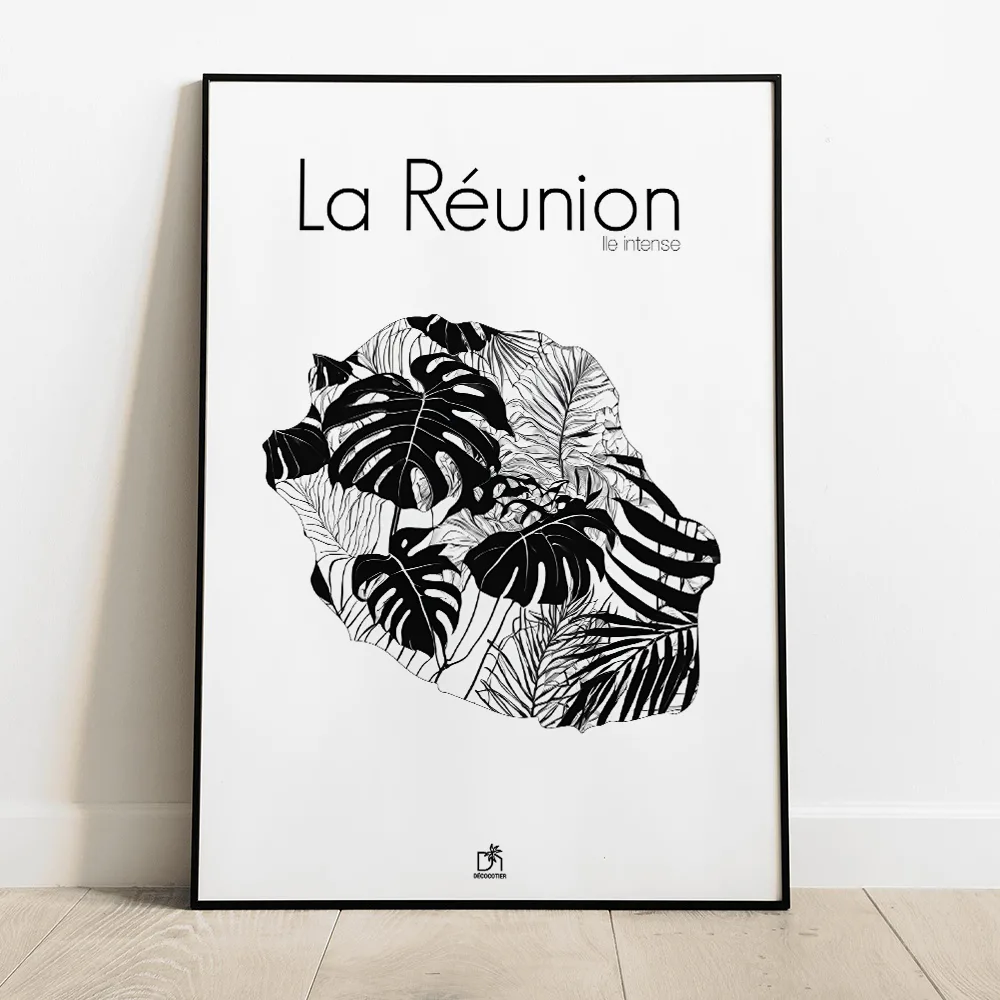 Affiche La Réunion : silhouette de l’île remplie de feuilles de monstera en noir et blanc