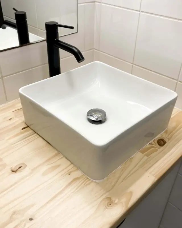 Salle d’eau avec plan vasque en pin massif, vasque carrée blanche et mitigeur noir mat
