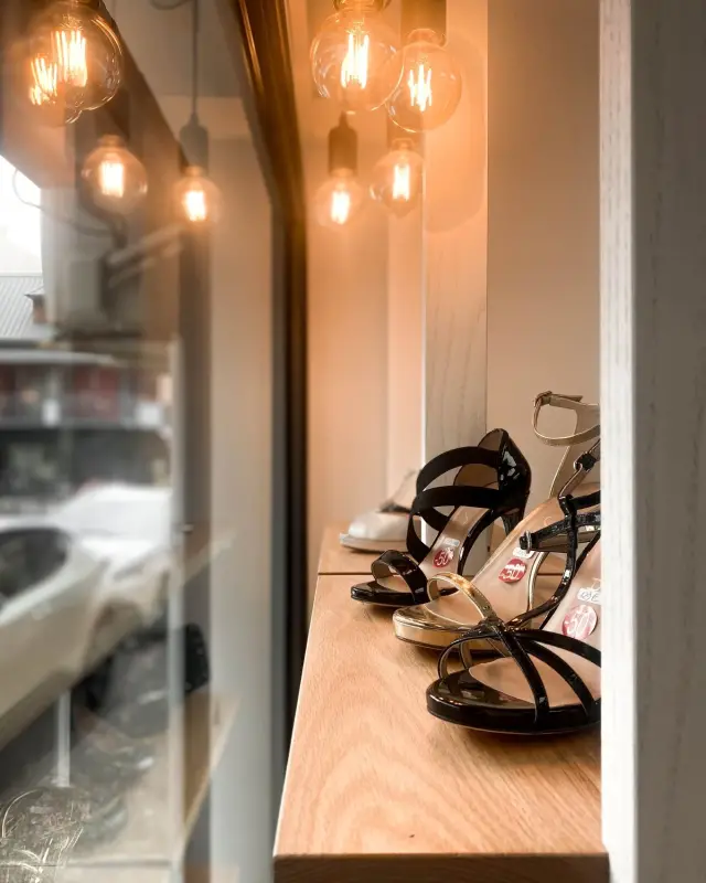 Vitrine avec tablette en chêne massif, sandales et suspensions à ampoules à filament