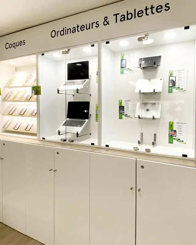 Vitrines éclairées pour les coques et pour les ordinateurs et tablettes, portes basses fermées à clé