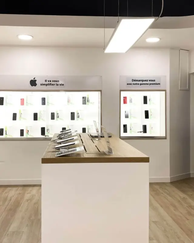 Vitrines murales rétroéclairées de smartphones avec bandeaux signalétiques, îlot central et niche à étagères en verre