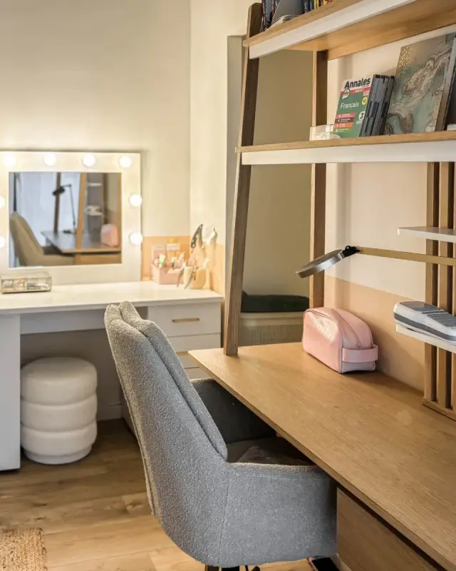 Bureau en chêne avec étagère échelle, coiffeuse blanche sous miroir à ampoules et soubassement rose pêche