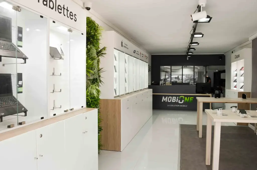 Boutique MobiOne à Saint-Paul avec linéaires blancs, mur végétal et comptoir
