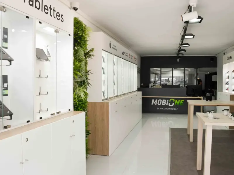 Boutique MobiOne à Saint-Paul avec linéaires blancs, mur végétal et comptoir