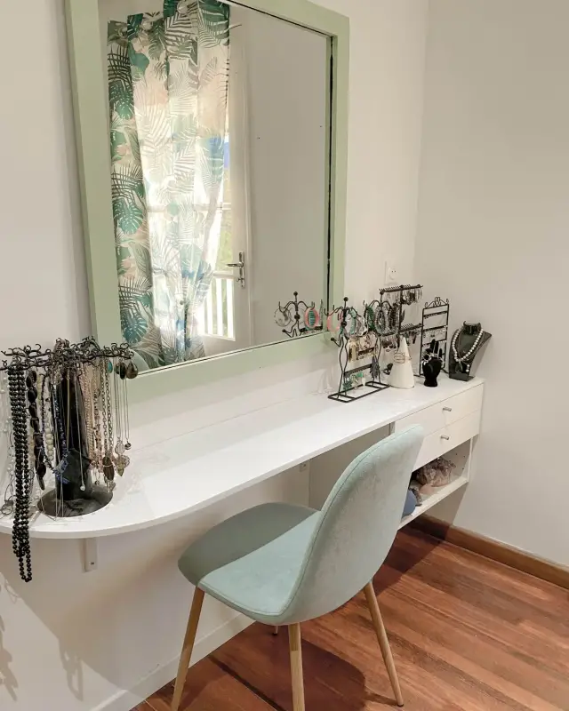 Coiffeuse suspendue blanche à tiroirs, miroir encadré de vert d’eau et chaise assortie