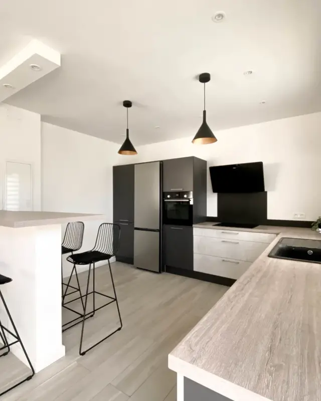 Péninsule bar avec tabourets en fil métallique noir, colonnes anthracite et suspensions coniques