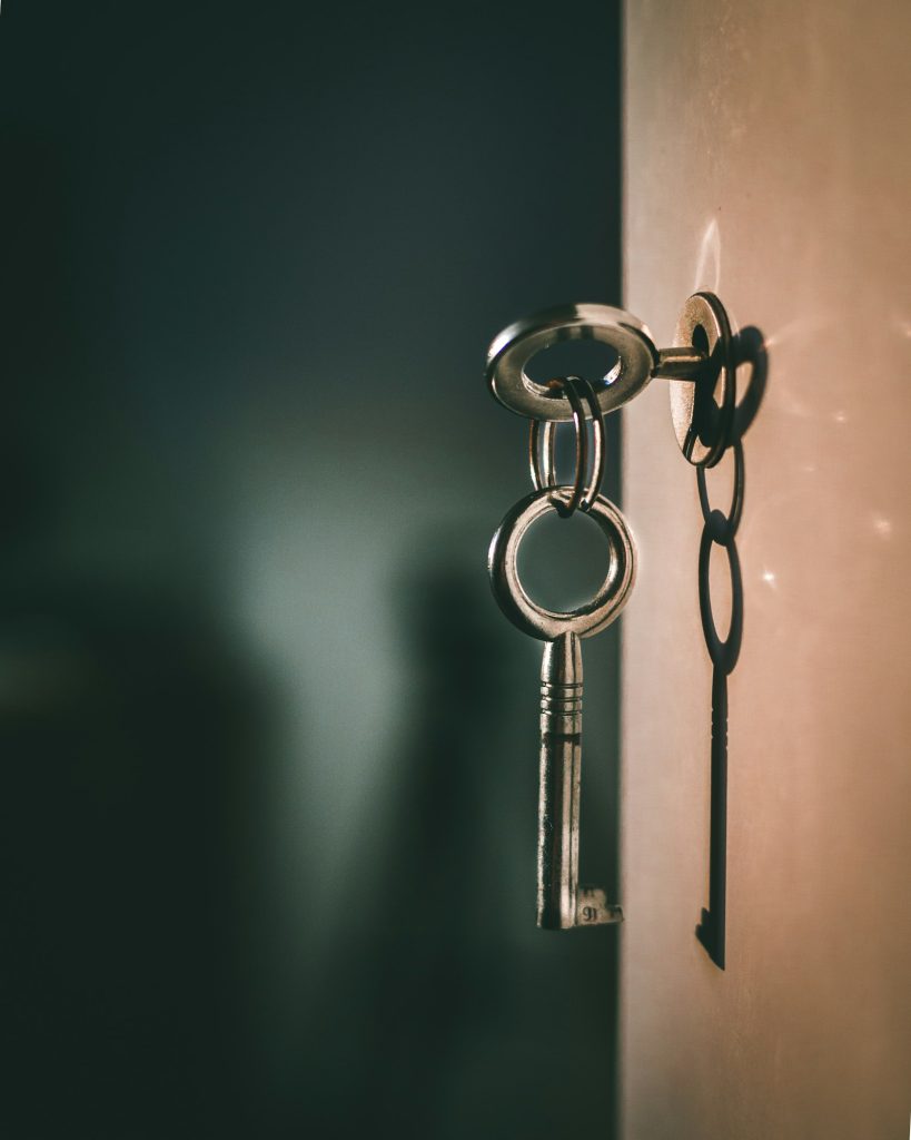 Clés sur la porte d’entrée d’un logement