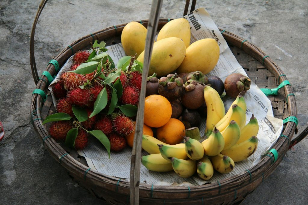 Panier de fruits tropicaux fraîchement cueillis