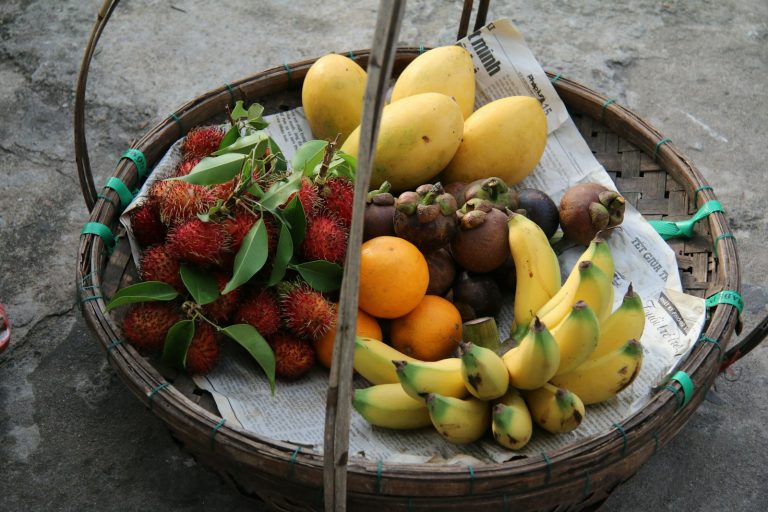 Panier de fruits tropicaux fraîchement cueillis