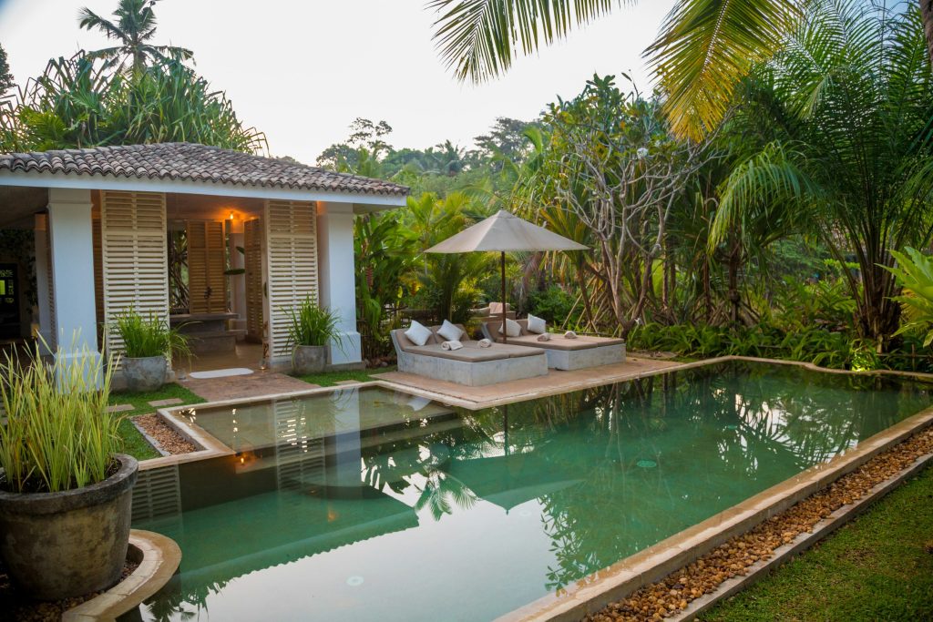 Villa tropicale et sa piscine au cœur d’un jardin luxuriant