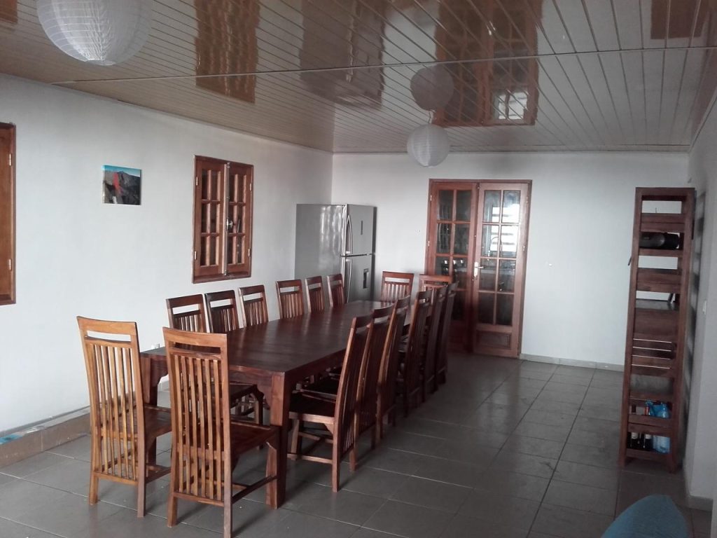 La salle à manger du gîte et sa tablée de 16 couverts