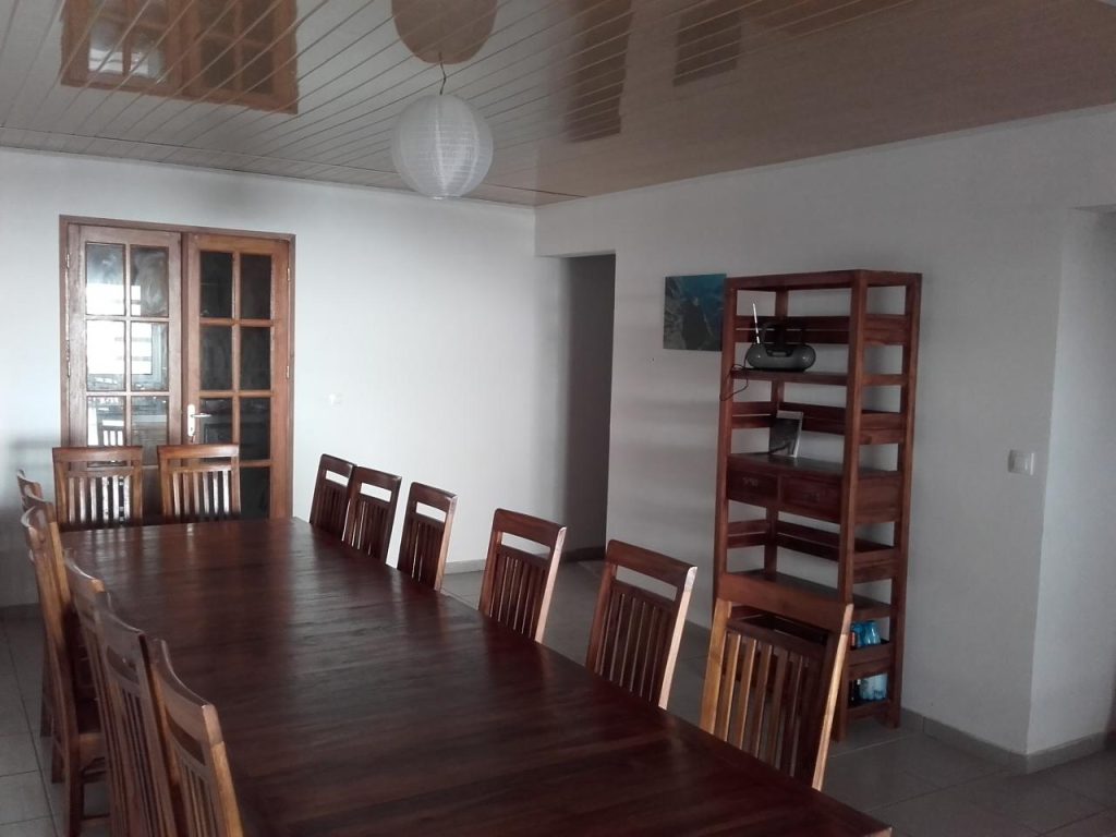 La grande table en bois de la salle à manger, côté salon