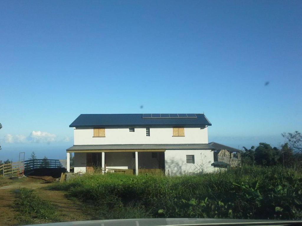 La maison du gîte l'Eucalyptus sous le ciel bleu, face à l'océan Indien