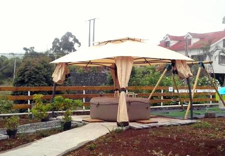 Le jacuzzi du gîte, installé sous son kiosque de toile