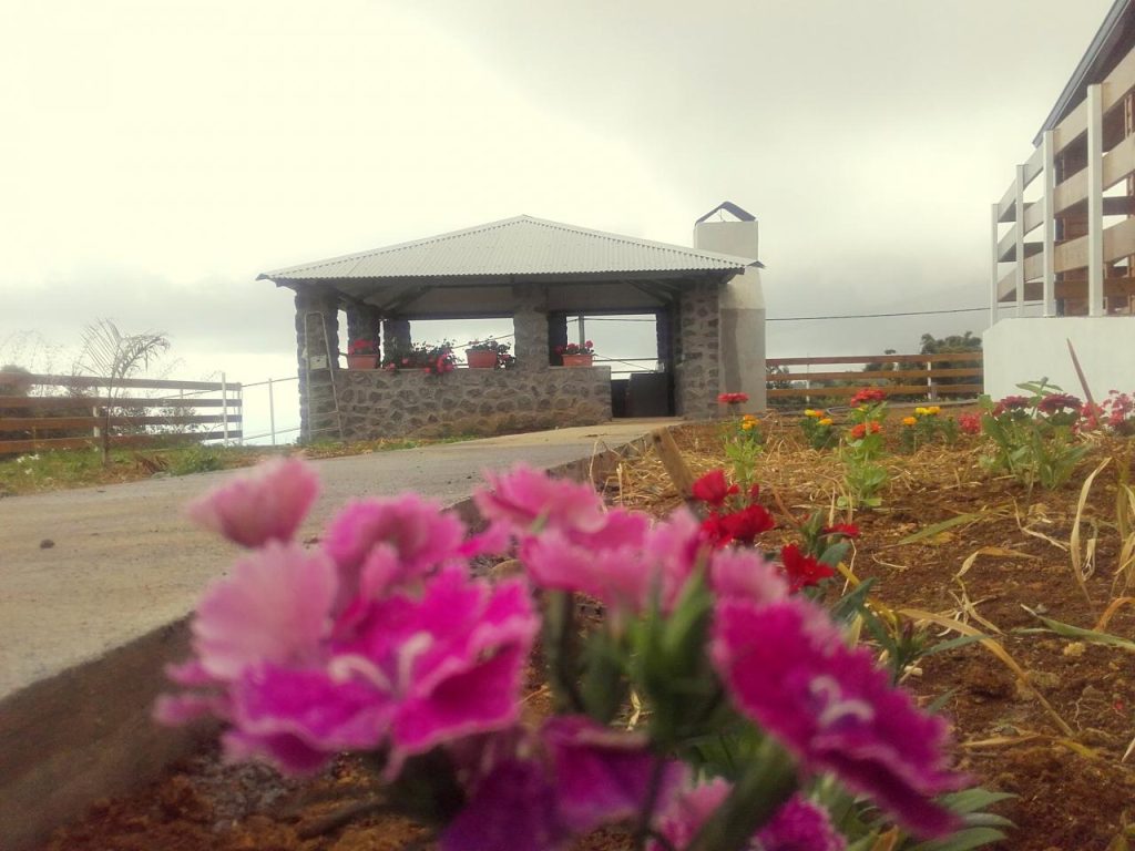 Le kiosque en pierre du gîte, derrière le jardin fleuri