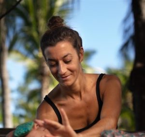 Estelle masseuse et professeure de yoga