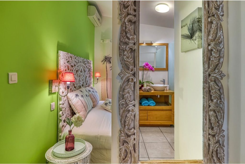 Chambre Manguier la terrasse en bois