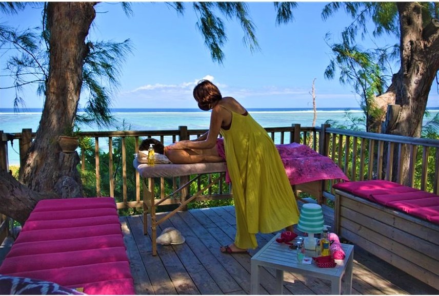 Massage sur la terrasse dans les arbres
