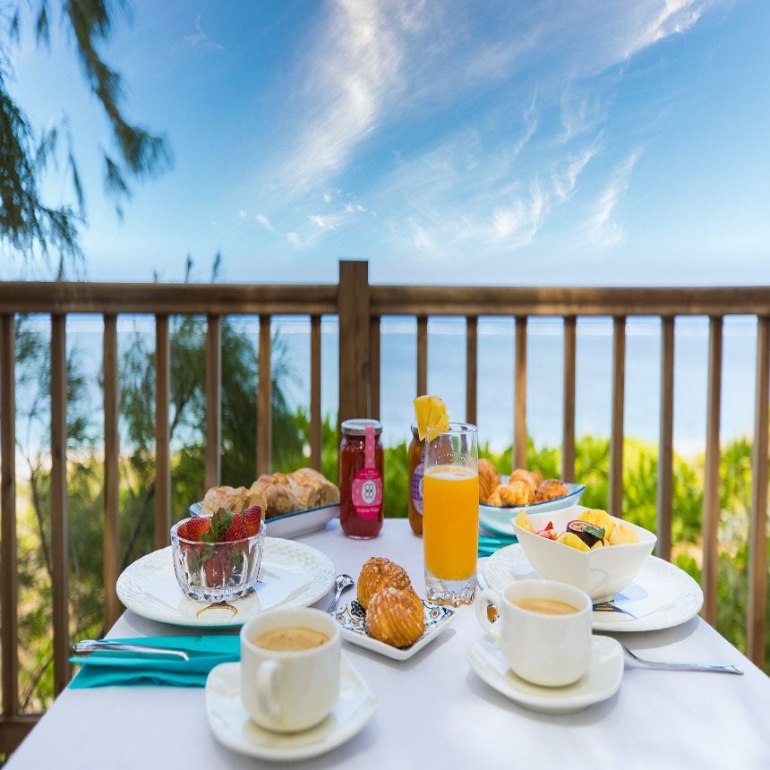 Le petit dejeuner en panier devant votre chambre