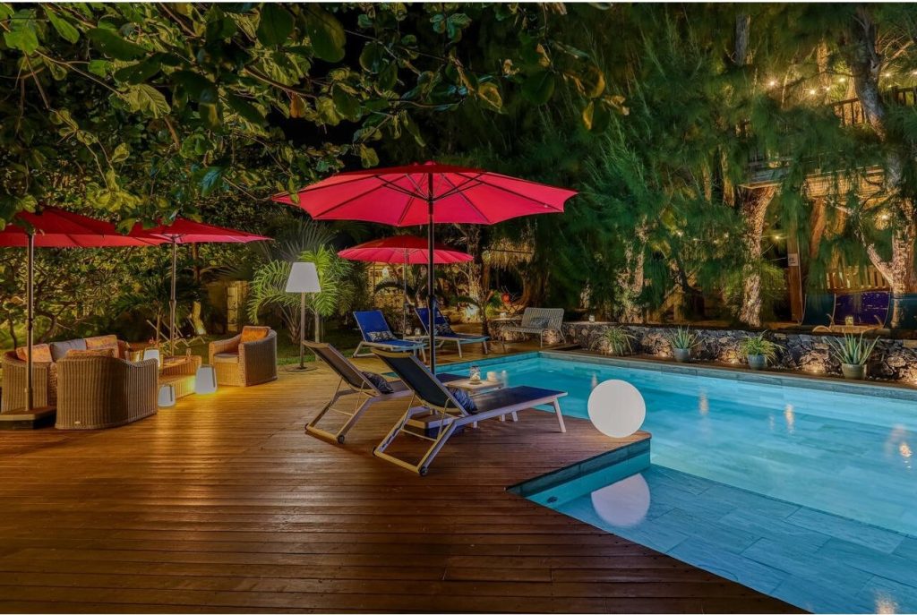 La piscine eclairee la nuit