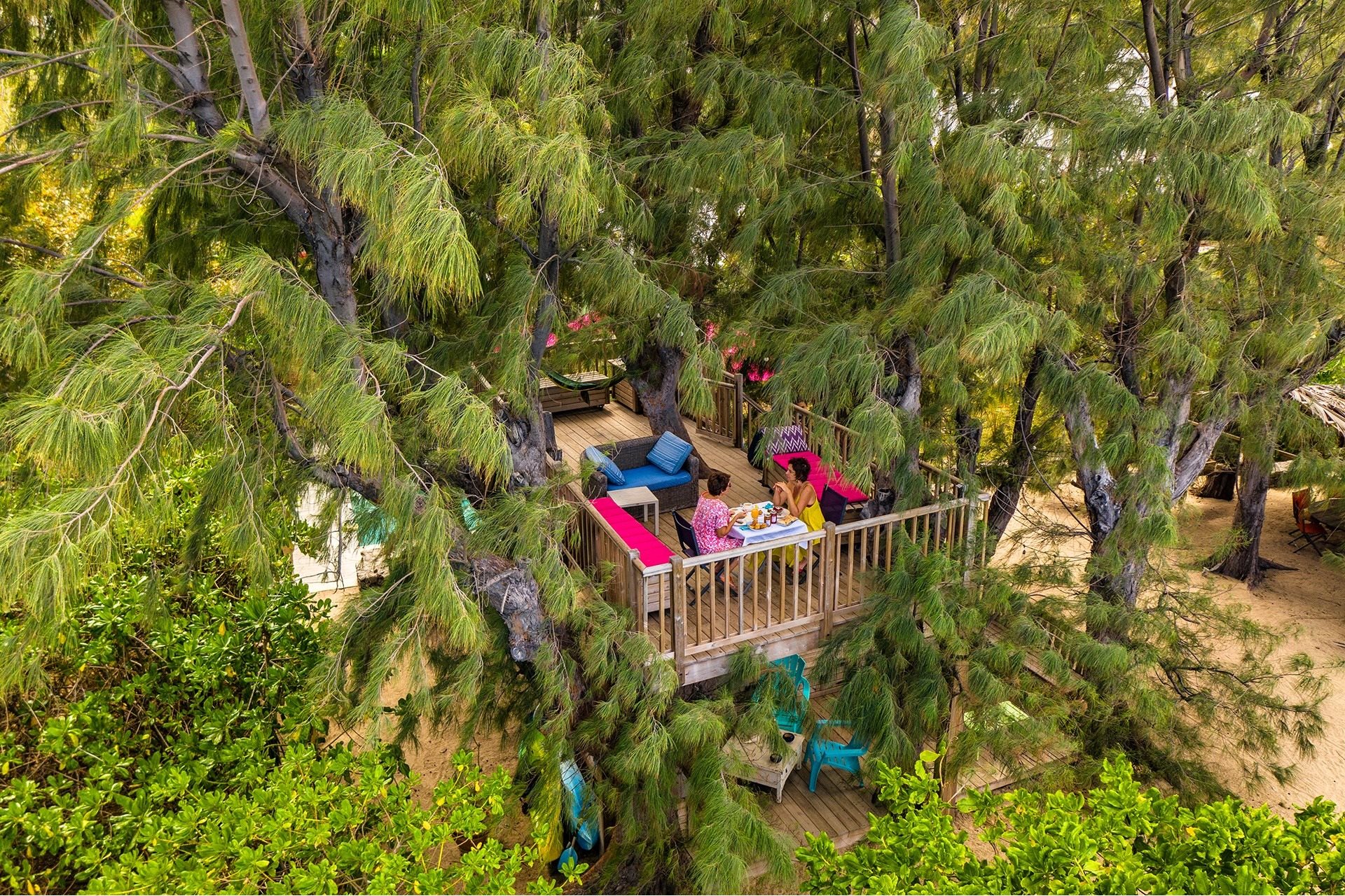La terrasse dans les arbres avec vue sur le lagon
