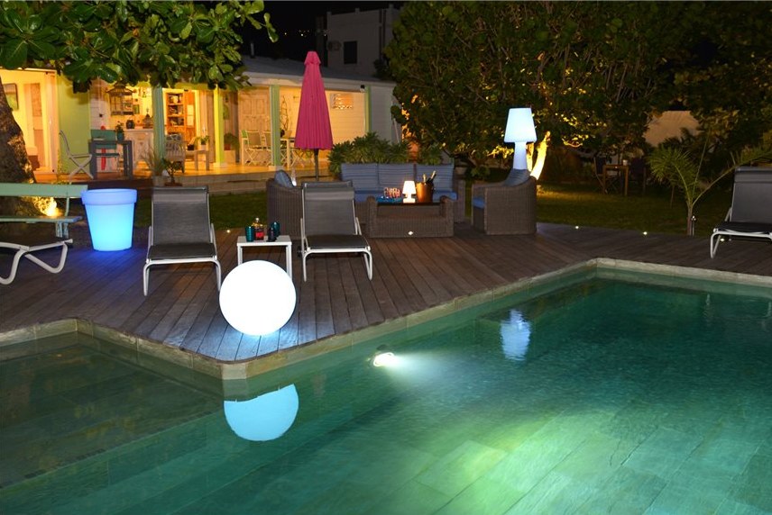 La villa la nuit au bord de la piscine