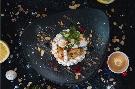 Pavlova aux amandes effilées et fruits rouges, dessert du menu prestige du chef Arthur