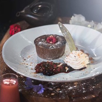 Fondant au chocolat cœur framboise et sa chantilly, dessert du dîner en amoureux