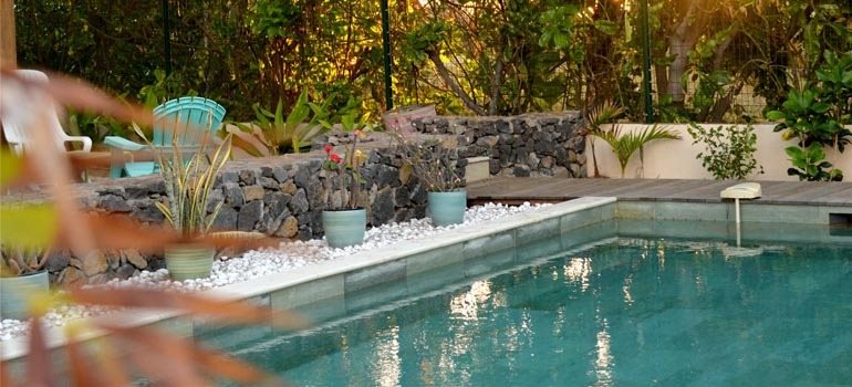 Piscine et murets en pierres volcaniques du jardin tropical
